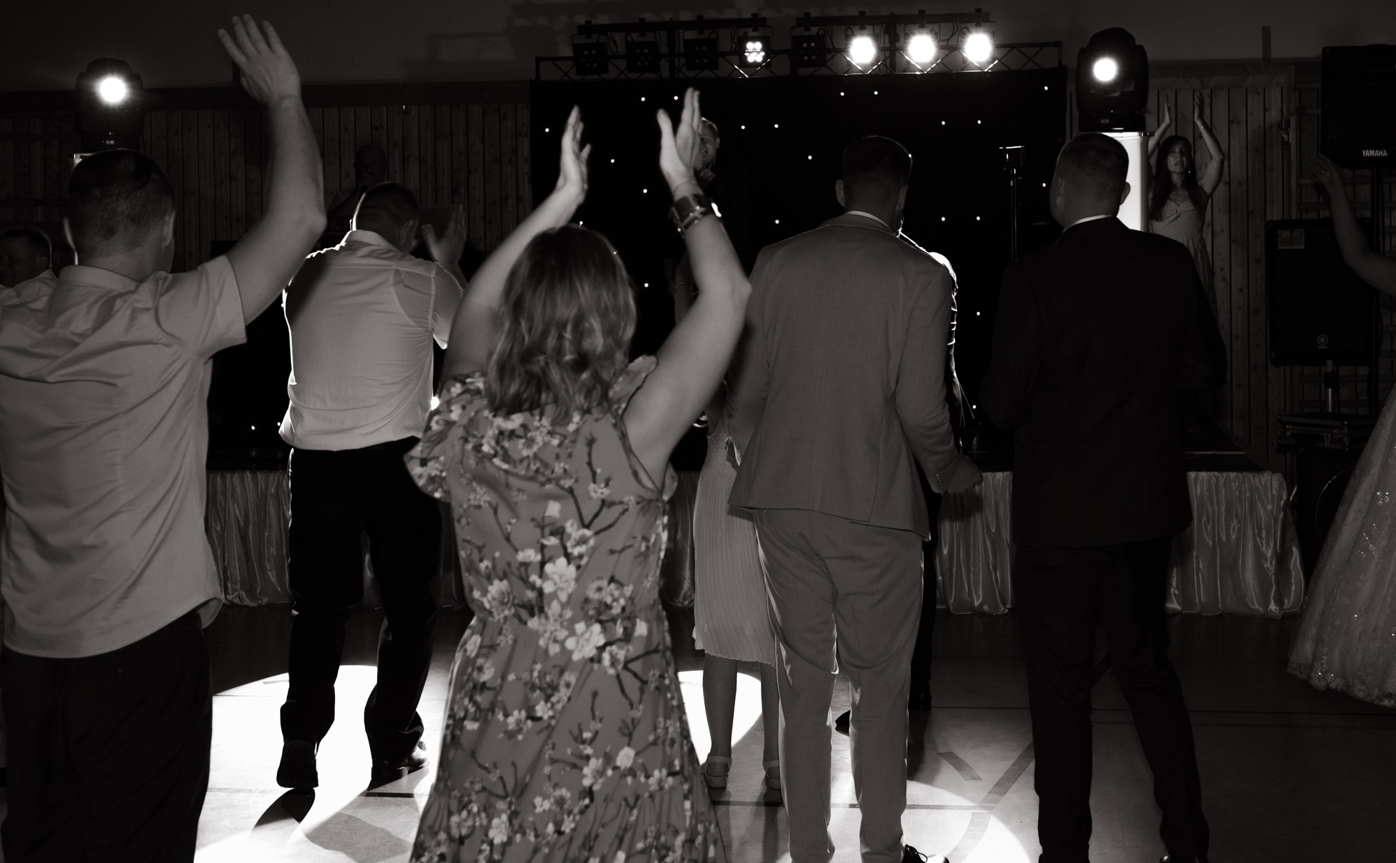 Volle Tanzfläche auf Hochzeitsparty