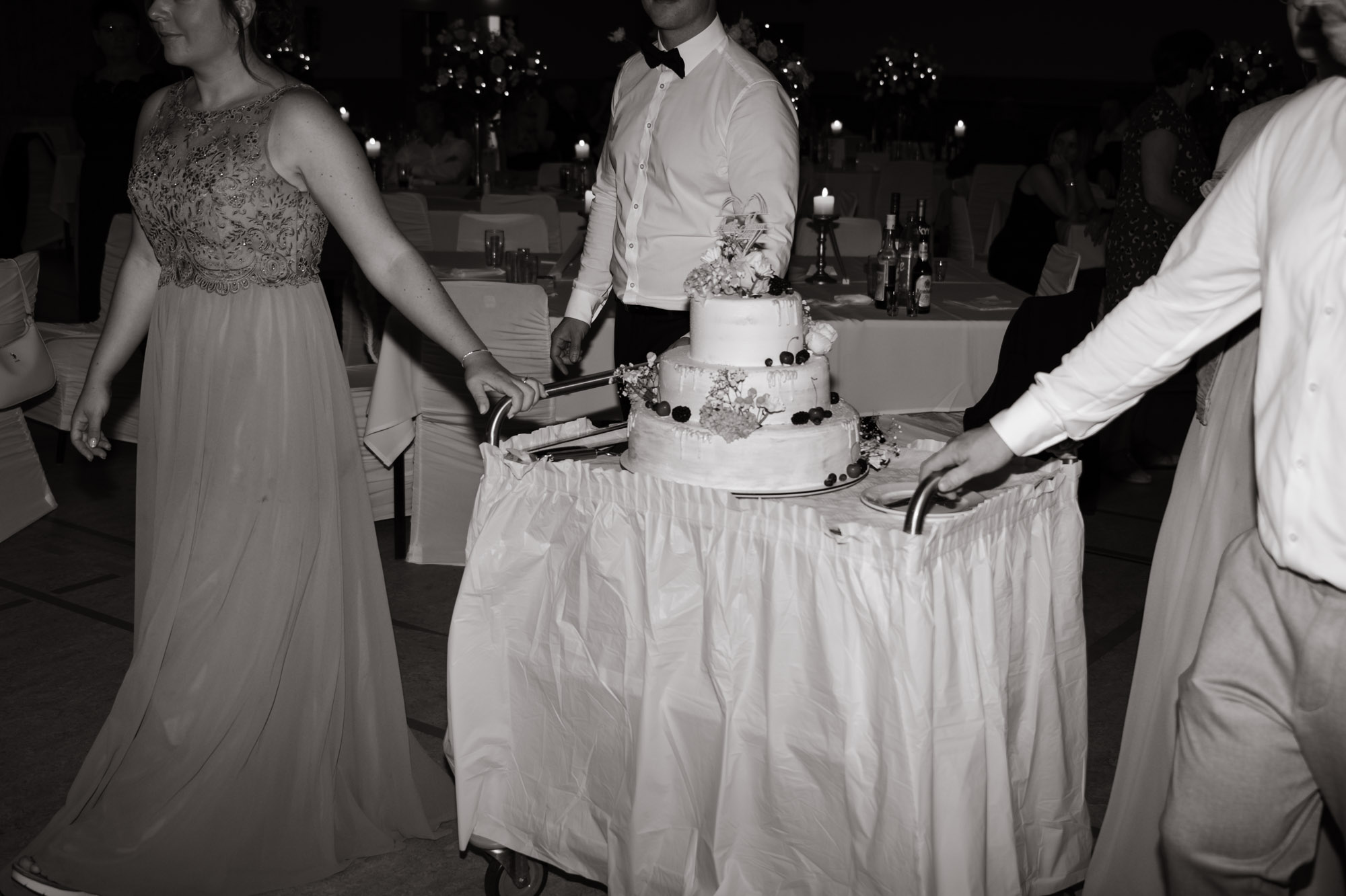 Hereinfahren der Hochzeitstorte