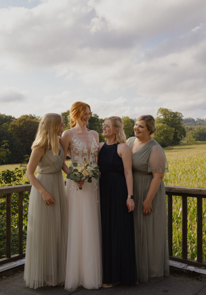 Emotionales Gruppenfotos mit besten Freundinnen bei Hochzeitsreportage